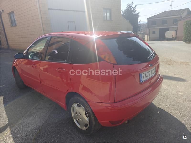 Usado Ford Focus Trend 100 CV (73 kW) 2002 Rojo Berlina