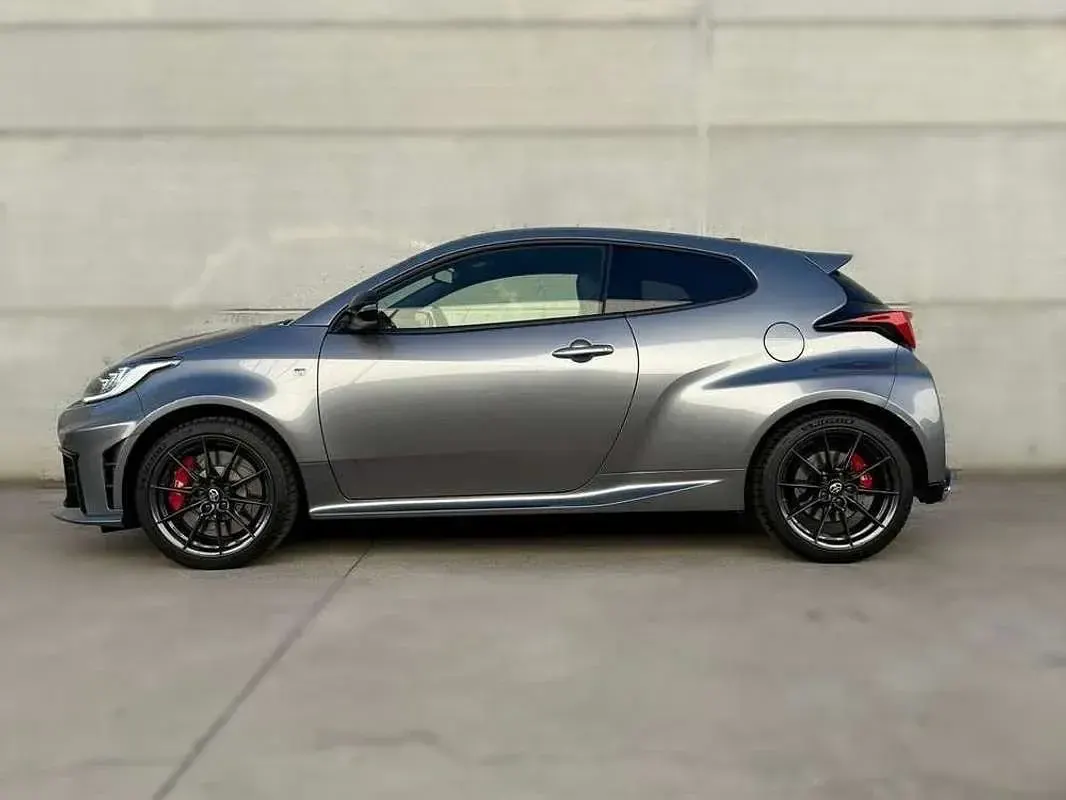 Usado Toyota Yaris 280 CV (205 kW) 2024 Gris Utilitario