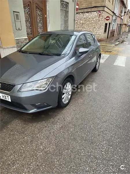 Usado Seat Leon Reference 105 CV (77 kW) 2014 Gris / plata Berlina
