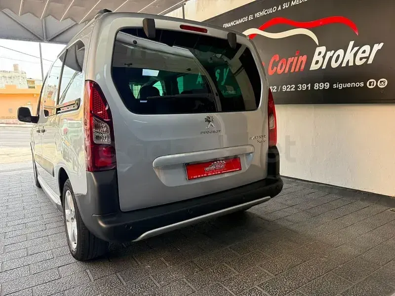 Usado Peugeot Partner Tepee Outdoor 115 CV (84 kW) 2015 Gris / plata Monovolumen