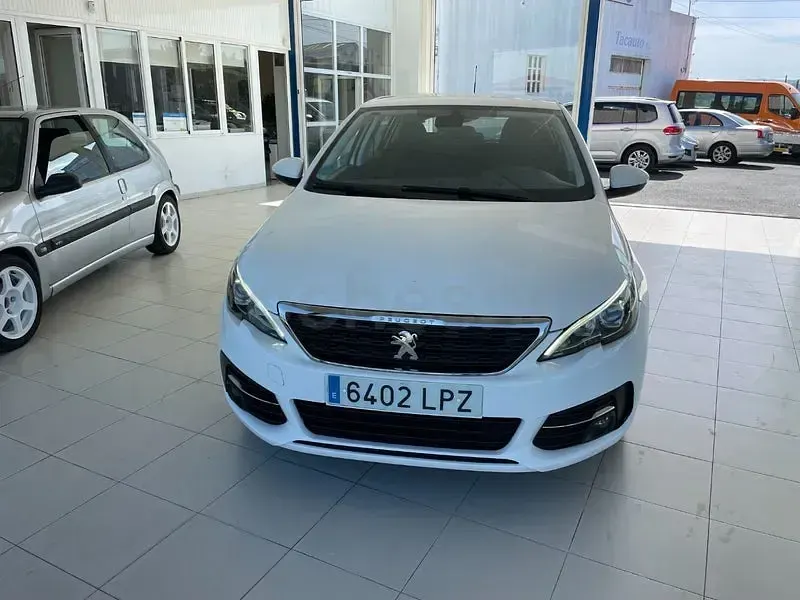 Usado Peugeot 308 Active 130 CV (95 kW) 2021 Blanco Berlina