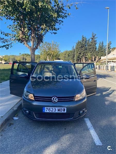 Usado VW Touran Advance 140 CV (102 kW) 2014 Gris / plata Monovolumen