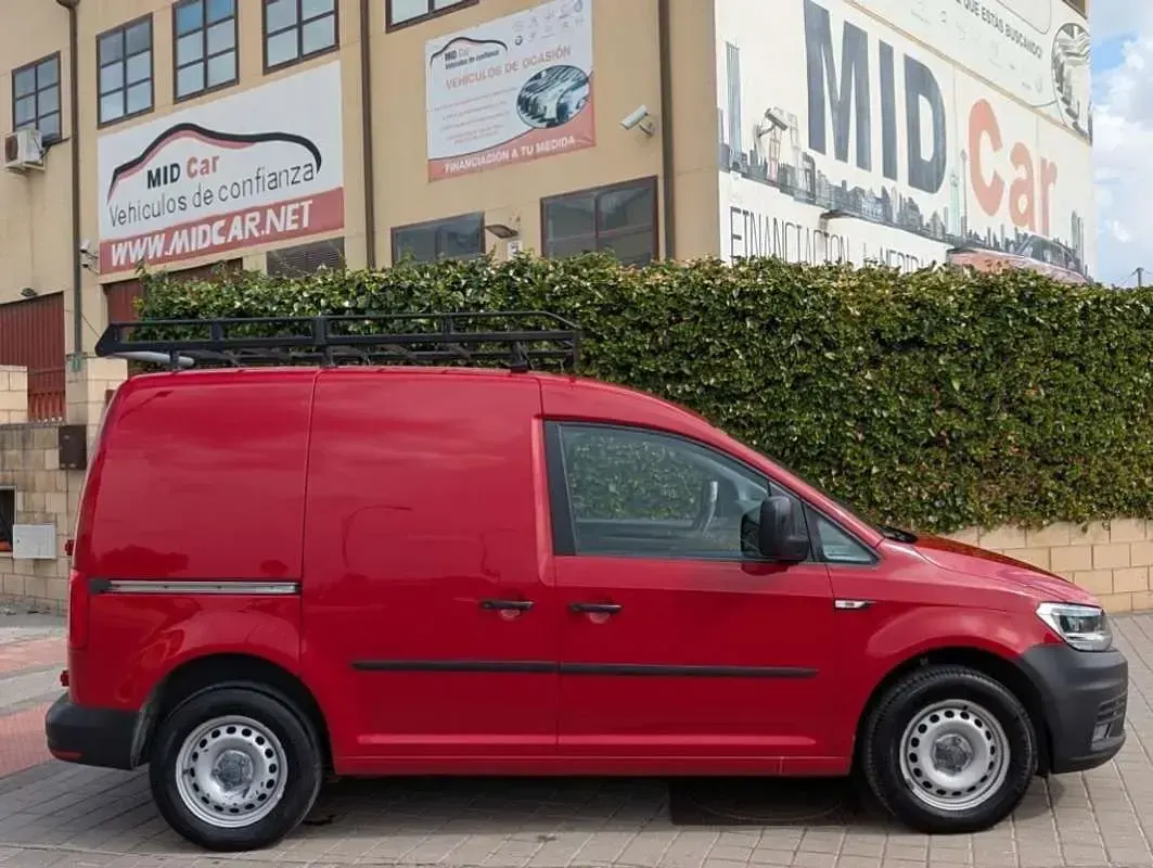 Usado VW Caddy Business 110 CV (80 kW) 2020 Rojo Monovolumen