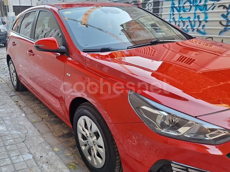 Usado Hyundai i30 120 CV (88 kW) 2020 Rojo Familiar