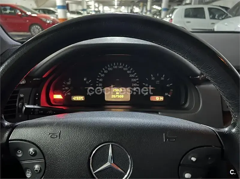 Usado Mercedes E220 Elegance 143 CV (105 kW) 2001 Gris / plata Berlina