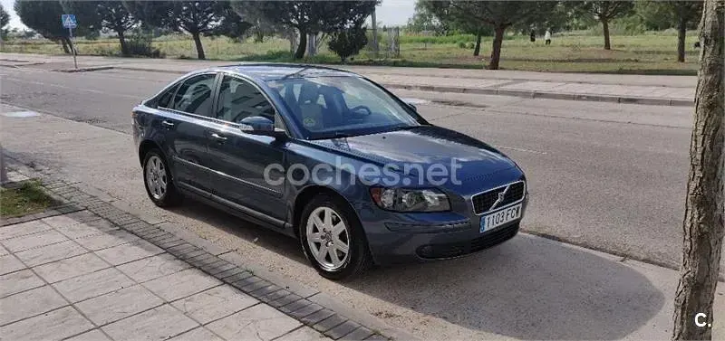 Usado Volvo S40 Momentum 136 CV (100 kW) 2006 Azul Berlina