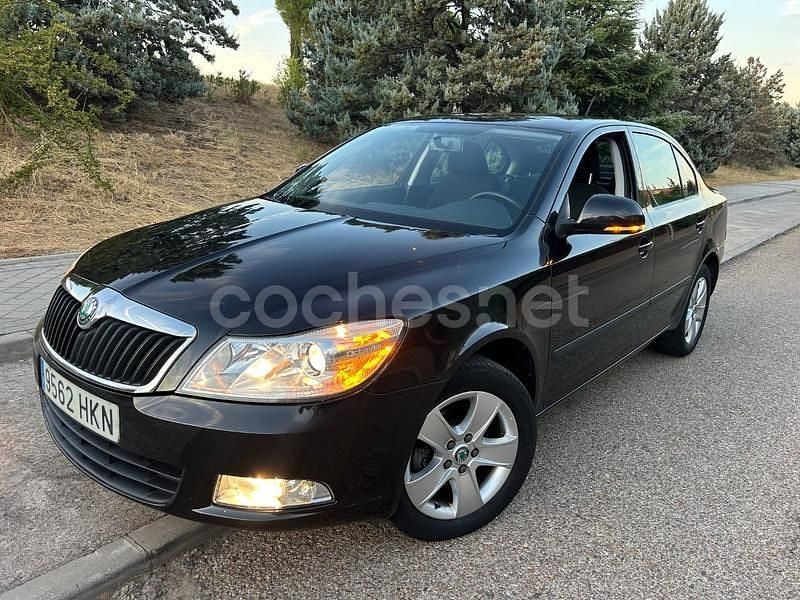 Usado Skoda Octavia Active 105 CV (77 kW) 2012 Negro Berlina