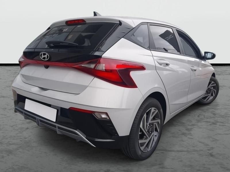 Usado Hyundai i20 100 CV (73 kW) 2025 Gris lumen Utilitario