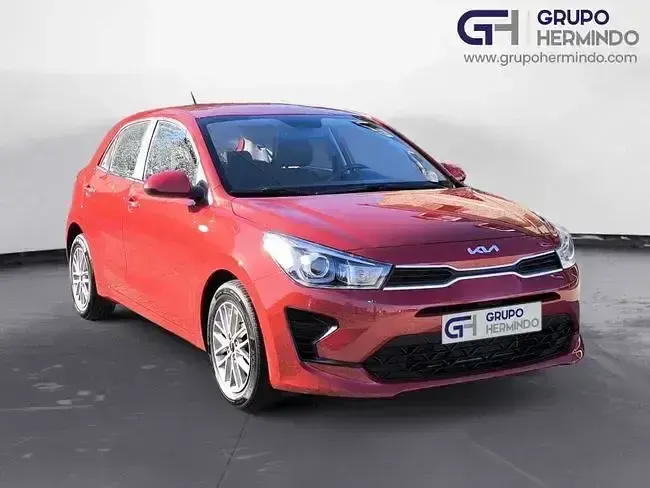 Usado Kia Rio 84 CV (61 kW) 2023 Rojo Berlina