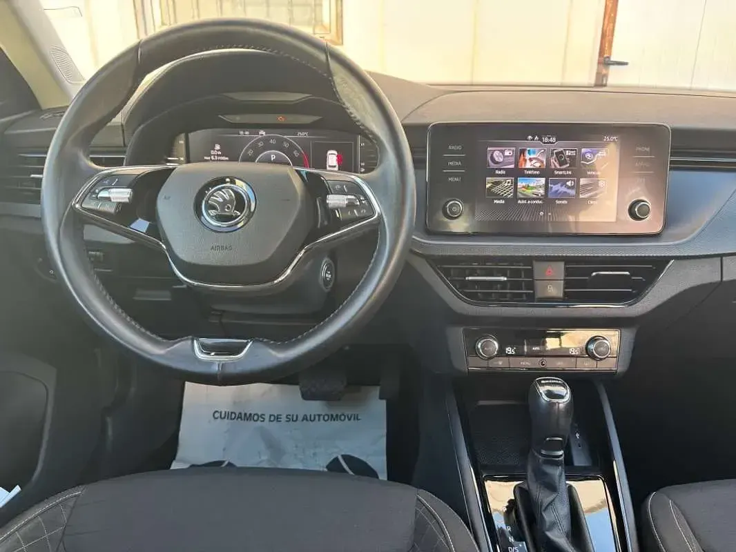 Usado Skoda Kamiq Ambition 110 CV (80 kW) 2021 Blanco SUV
