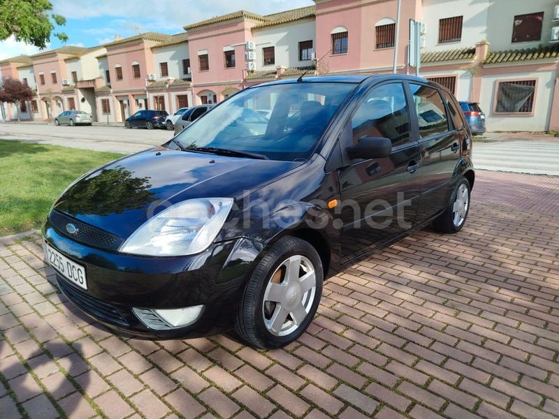 Negro Usado 2004 Ford Fiesta Ambiente Utilitario | 2999 € (Precio justo) - Imagen 1/4