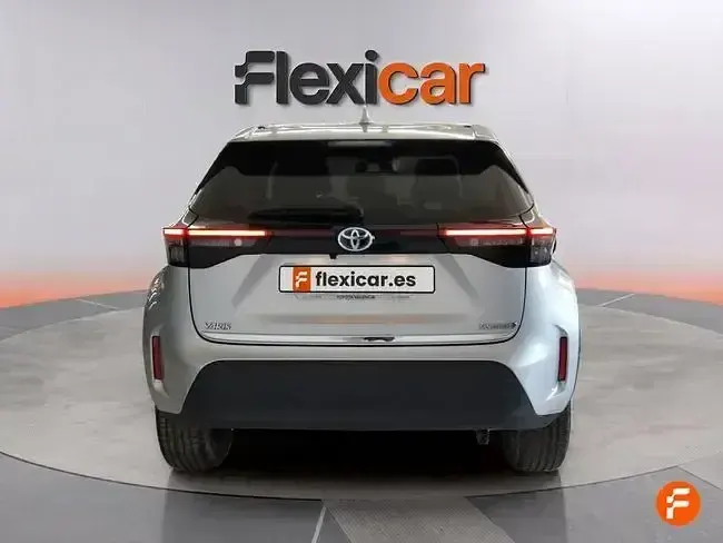 Usado Toyota Yaris 116 CV (85 kW) 2022 Gris Utilitario