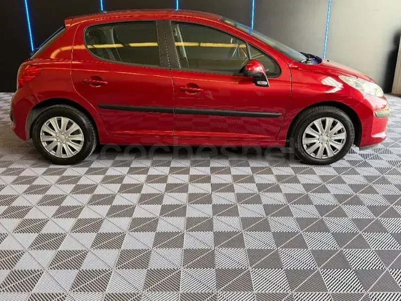 Usado Peugeot 207 75 CV (55 kW) 2008 Granate Berlina