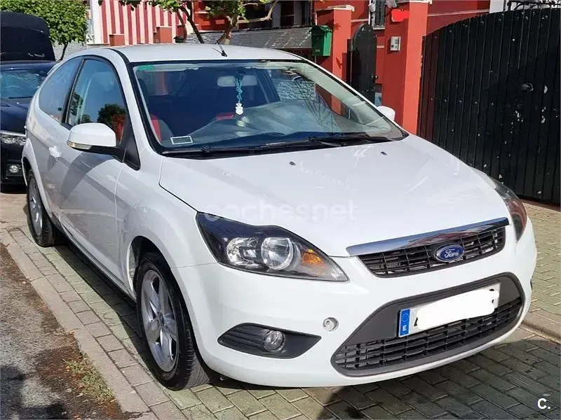 Usado Ford Focus Trend 100 CV (73 kW) 2008 Blanco Berlina