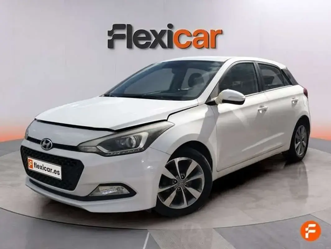 Käytetty Hyundai i20 84 HP (61 kW) 2015 Valkoinen Sedan
