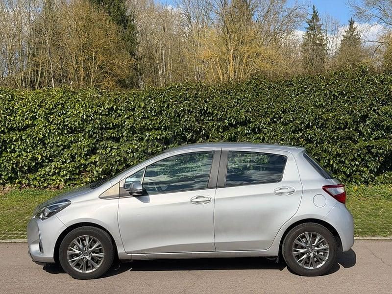 Usado Toyota Yaris Hybrid Advance 100 CV (73 kW) 2018 Gris / plata Berlina