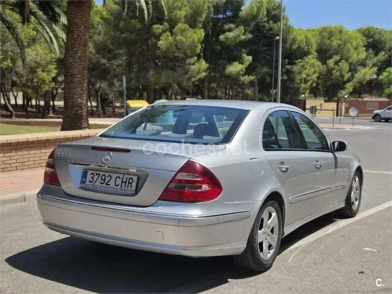 Usado Mercedes E320 Avantgarde 224 CV (164 kW) 2003 Gris / plata Berlina