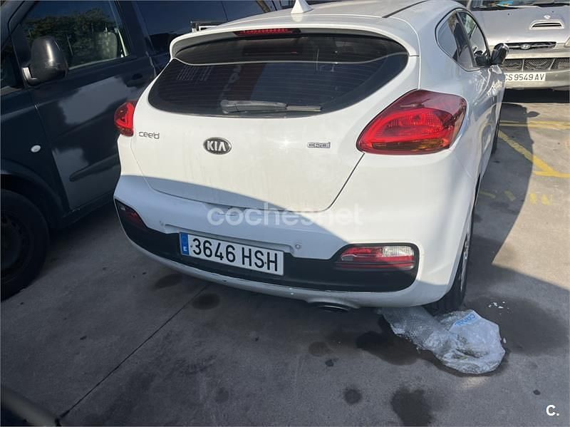 Blanco Usado 2013 Kia Ceed GT Berlina | 6500 € (Precio justo) - Imagen 1/4
