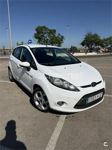Usado Ford Fiesta Trend 82 CV (60 kW) 2012 Blanco Berlina
