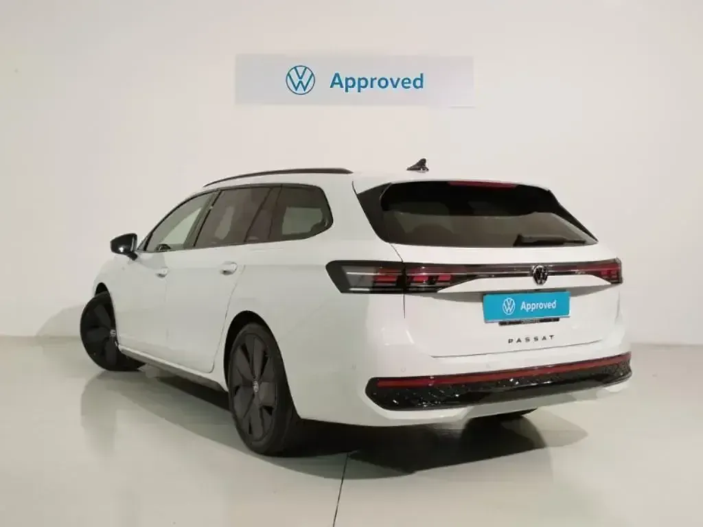 Usado VW Passat R-line 150 CV (110 kW) 2024 Blanco Familiar