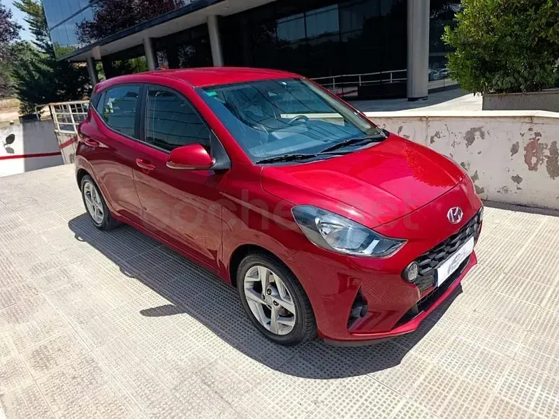 Usado Hyundai i10 67 CV (49 kW) 2022 Rojo Utilitario