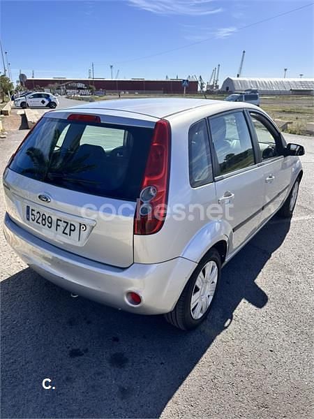 Usado Ford Fiesta Futura 68 CV (50 kW) 2008 Gris / plata Utilitario