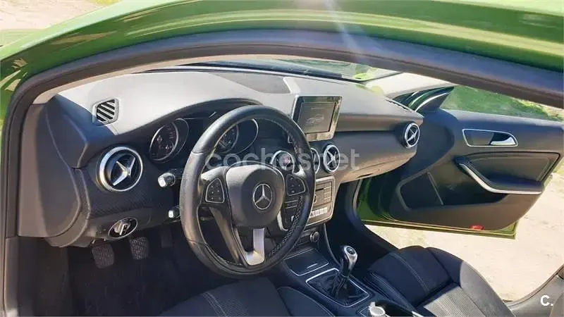 Usado Mercedes A180 109 CV (80 kW) 2018 Verde Berlina