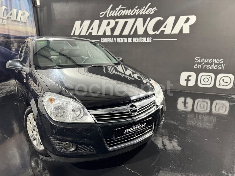 Negro Usado 2011 Opel Astra Edition Berlina | 4400 € (Precio justo) - Imagen 1/4