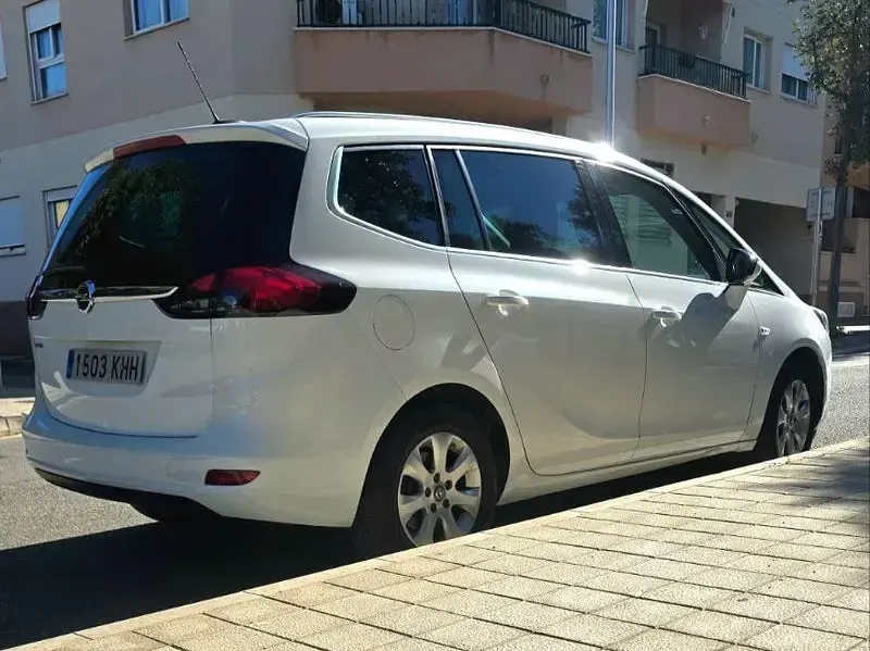 Usado Opel Zafira Family 134 CV (98 kW) 2018 Blanco Monovolumen