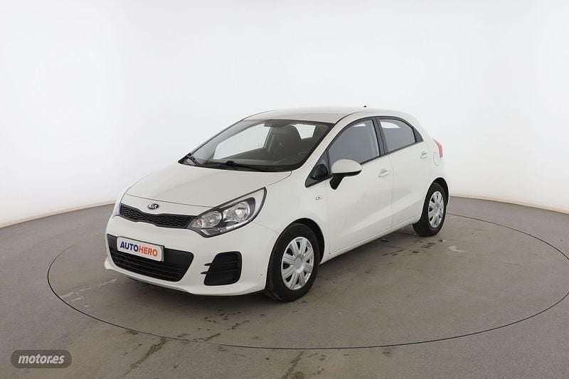 Blanco Usado 2016 Kia Rio Berlina | 9999 € (Precio justo) - Imagen 1/3