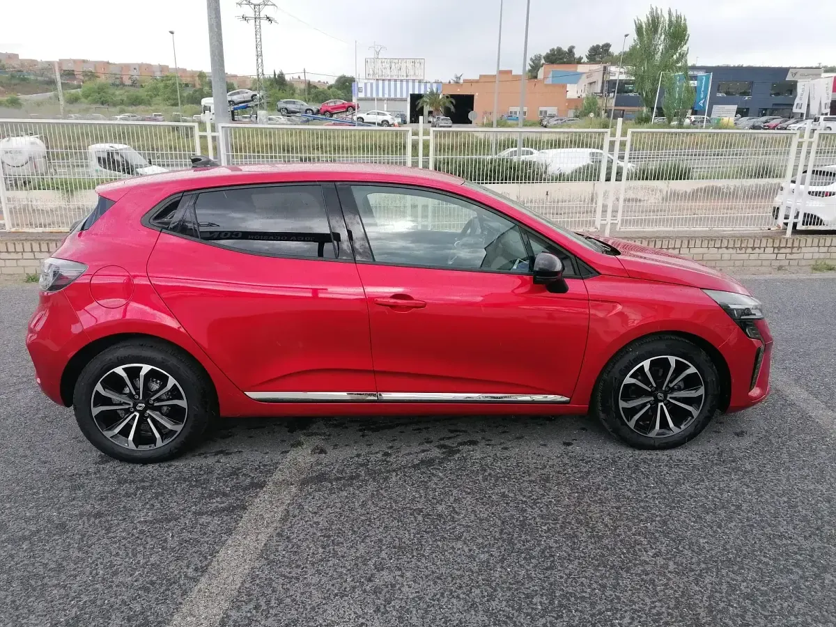 Usado Renault Clio V Techno 90 CV (66 kW) 2023 Rojo Berlina