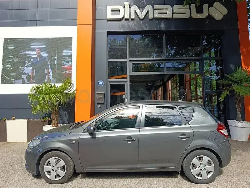 Usado Kia Ceed 90 CV (66 kW) 2011 Gris / plata Utilitario