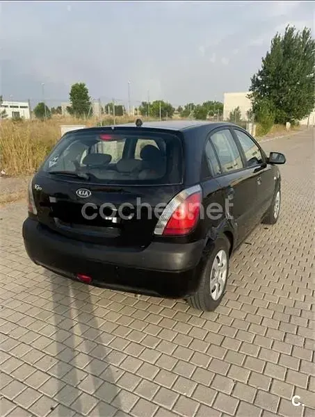 Usado Kia Rio EX 97 CV (71 kW) 2005 Negro Berlina