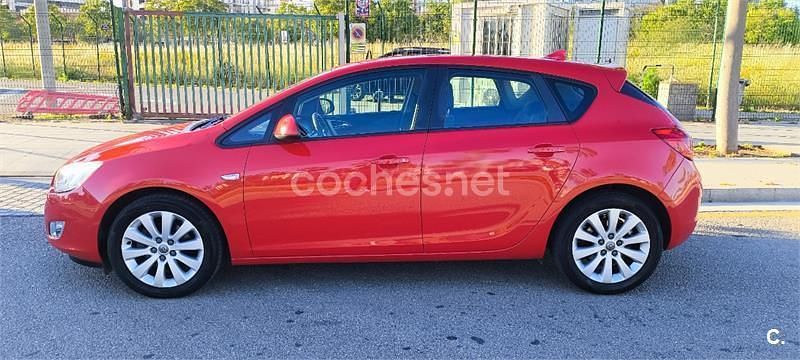 Usado Opel Astra Enjoy 110 CV (80 kW) 2011 Rojo Berlina