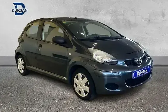 Usado Toyota Aygo 68 CV (50 kW) 2010 Gris Utilitario
