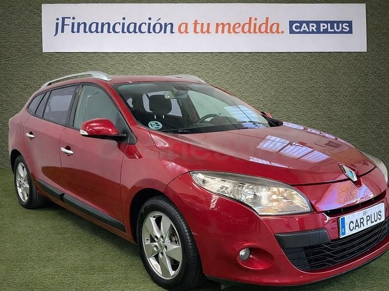 Usado Renault Mégane Dynamique 105 CV (77 kW) 2010 Rojo Berlina