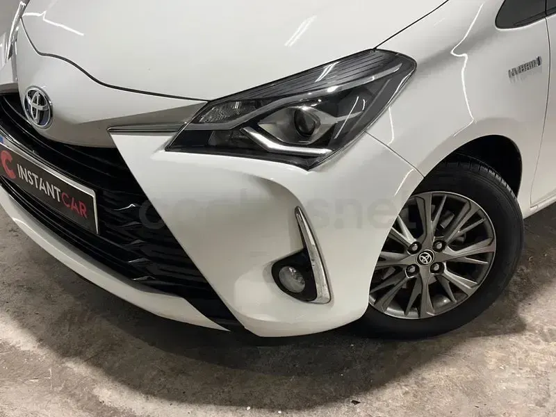 Usado Toyota Yaris Hybrid Active 100 CV (73 kW) 2019 Blanco Berlina