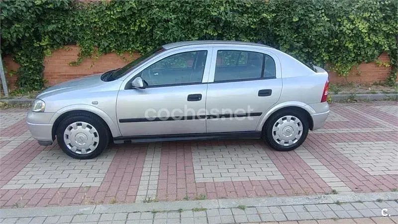 Usado Opel Astra Edition 100 CV (73 kW) 2003 Gris / plata Berlina