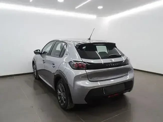 Usado Peugeot e-208 Active 100 kW (136 CV) 2022 Gris Utilitario