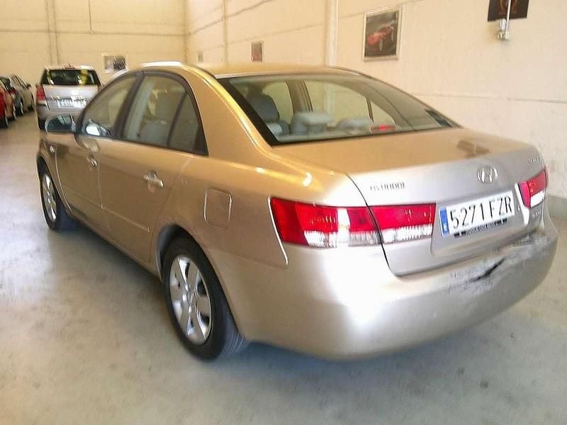 Usado Hyundai Sonata Style 140 CV (102 kW) 2008 Beige Berlina