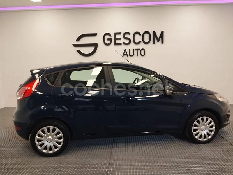 Usado Ford Fiesta Trend 75 CV (55 kW) 2015 Azul Berlina