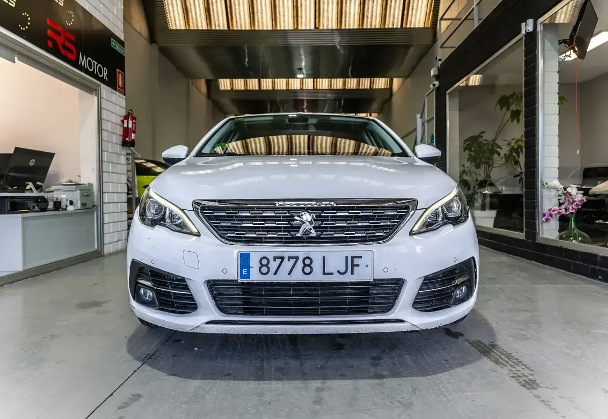 Usado Peugeot 308 Allure 131 CV (96 kW) 2020 Blanco Utilitario