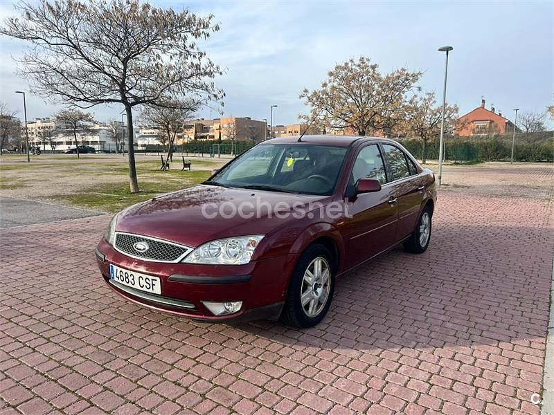 Usado Ford Mondeo Ghia 130 CV (95 kW) 2004 Granate Berlina