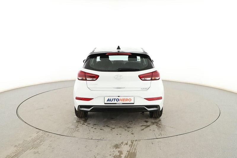 Usado Hyundai i30 120 CV (88 kW) 2025 Blanco Berlina