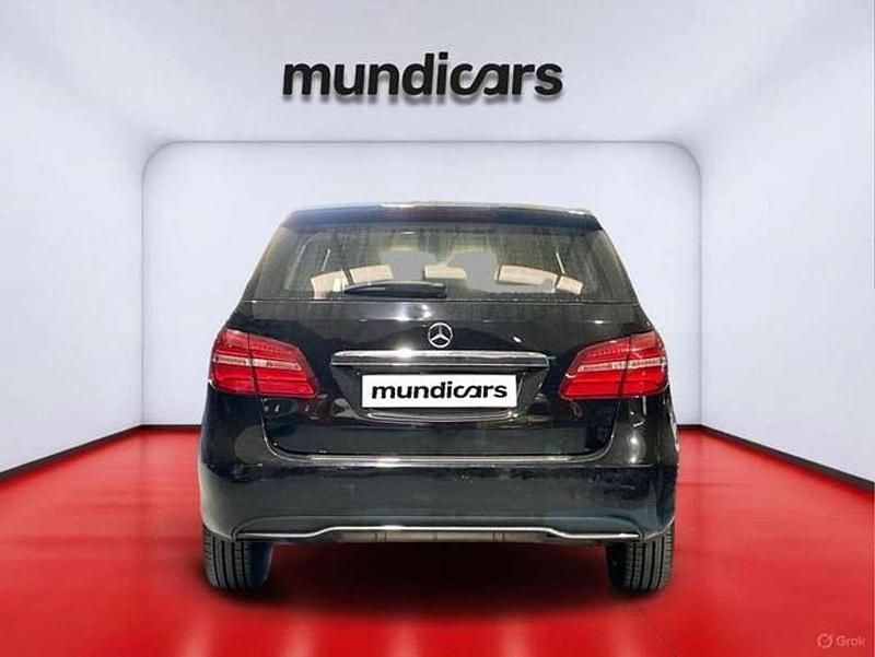 Usado Mercedes B180 Style 110 CV (80 kW) 2016 Negro Monovolumen