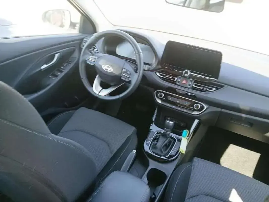 Usado Hyundai i30 101 CV (74 kW) 2025 Blanco Berlina