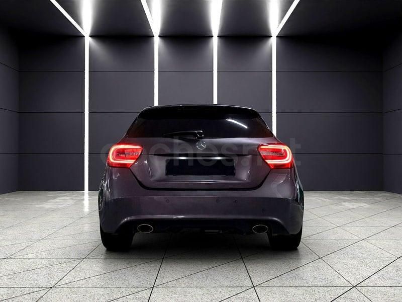 Usado Mercedes A200 Urban 156 CV (114 kW) 2014 Gris / plata Berlina