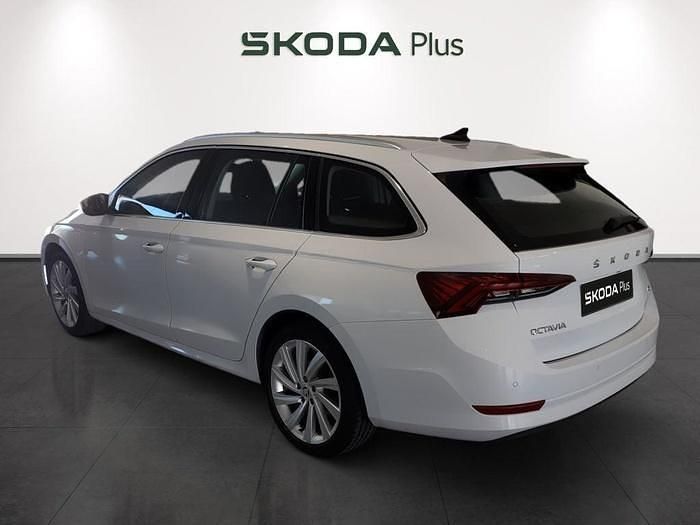 Blanco Usado 2022 Skoda Octavia Ambition Familiar | 27.850 € (Precio justo) - Imagen 1/4
