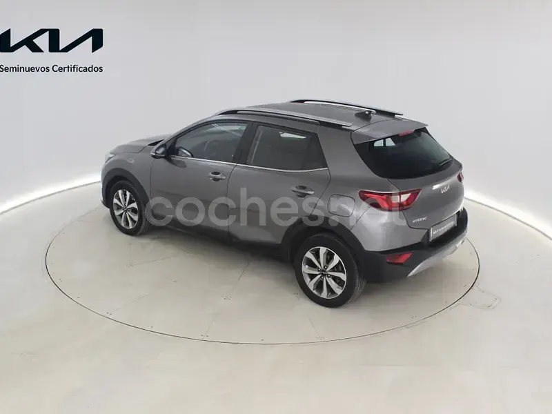 Usado Kia Stonic 100 CV (73 kW) 2025 Gris / plata SUV