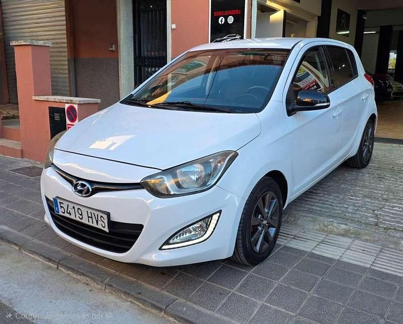 Usado Hyundai i20 86 CV (63 kW) 2014 Blanco Utilitario